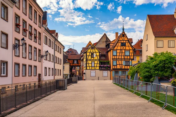 Colmar, Alsazia, Francia. Petite Venice, canale d'acqua e tradizione — Foto Stock