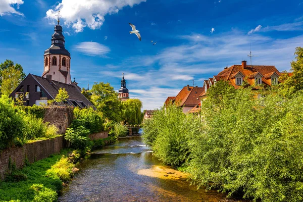 Ciudad vieja de Ettlingen en Alemania con un río y una iglesia. Vista panorámica —  Fotos de Stock