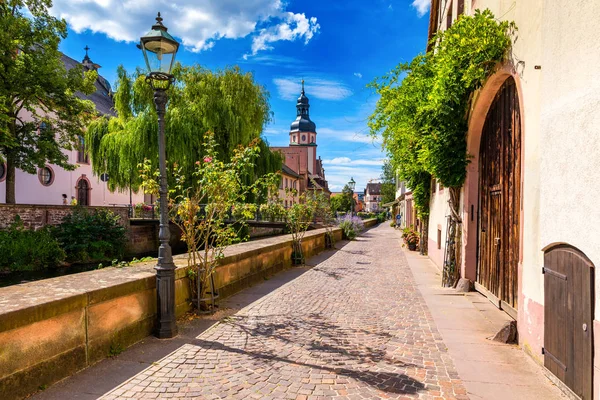 Staré město Ettlingen v Německu s řekou a kostelem. Prohlédni — Stock fotografie