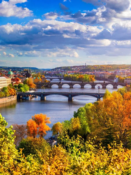 Vista de otoño al puente de Carlos sobre el río Moldava en Praga, República Checa —  Fotos de Stock