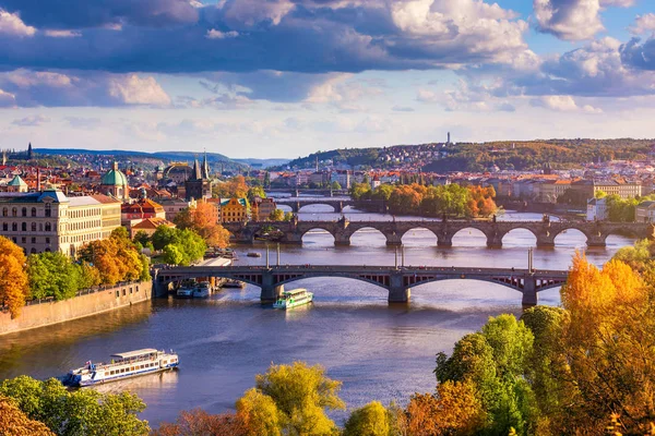 Vista de otoño al puente de Carlos sobre el río Moldava en Praga, República Checa — Foto de Stock