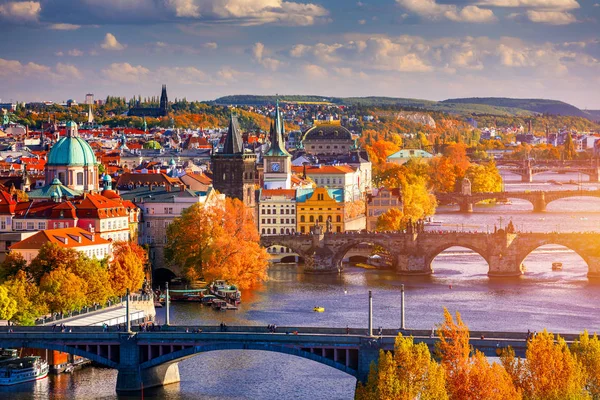 Prag'da Vltava nehri üzerindeki Charles köprüsüne sonbahar manzarası, Çek R — Stok fotoğraf