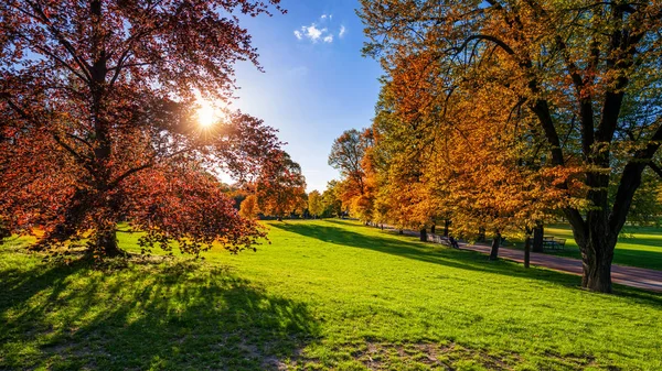 Podzimní pohled na park Letna v Praze, Česká republika Podzim v pra — Stock fotografie