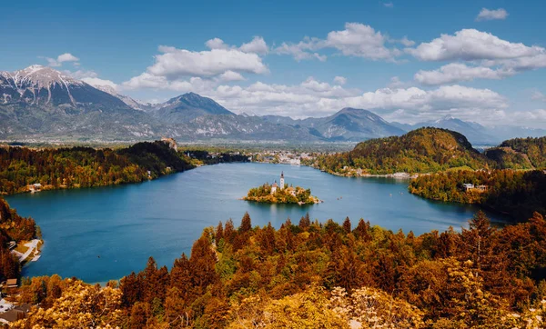 Autumn view on Bled Lake with Pilgrimage Church of the Assumptio — Stock Photo, Image