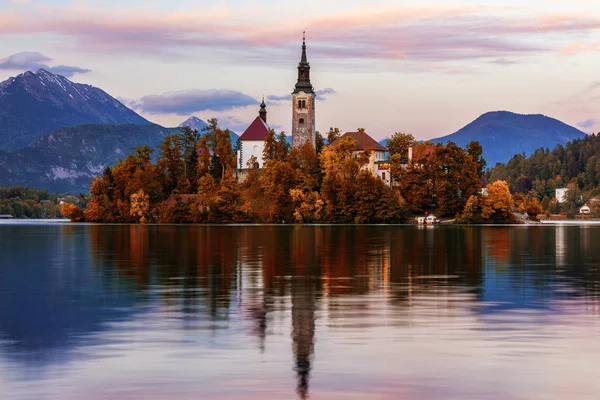 Vista de otoño en el lago Bled con la iglesia de peregrinación de la Asunción — Foto de Stock