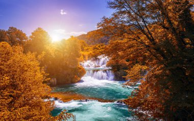 Ağaçların sonbahar renkleri ile Krka milli parkı, ünlü seyahat de