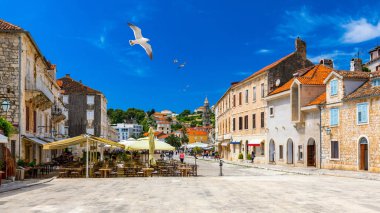 Martı üzerinde uçan eski ortaçağ kenti Hvar ana kare