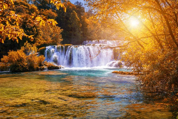 Krka Nationalpark mit herbstlichen Farben der Bäume, berühmte Reise de — Stockfoto