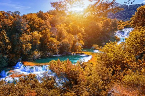 Parque Nacional Krka con colores otoñales de árboles, famoso viaje de —  Fotos de Stock