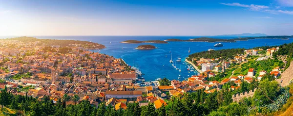 Vista panorámica en el increíble archipiélago en frente de la ciudad Hvar, Croa — Foto de Stock