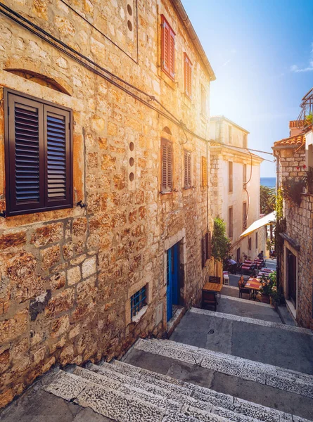 Şehirdeki Hvar, Hvar adası, Dal çiçek ile güzel sokak