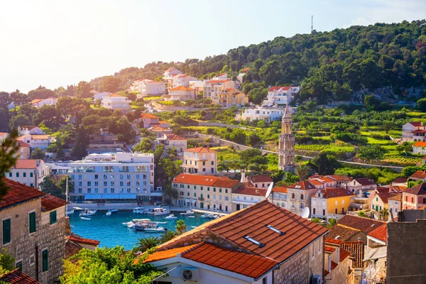 Increíble ciudad histórica de Hvar vista aérea, Dalmacia, Croacia. Es — Foto de Stock