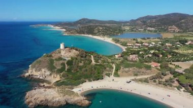 Uçan insansız hava aracından manzara. Arka planda Torre di Chia kulesi ile popüler turistik, Acropoli di Bithia şaşırtıcı yaz görünümü. Sardunya adasının havadan sabah görünümü, İtalya, Avrupa.
