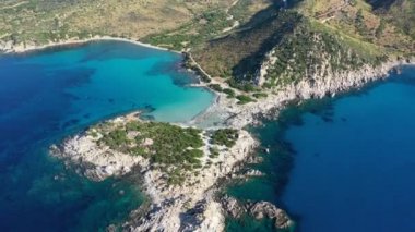 Sardunya Maliyeti: Punta Molentis Yarımadası. Punta Molentis, Villasimius, Sardinya, İtalya 'daki güzel sahil manzarası. Punta Molentis, Sardunya Adası, İtalya 'da kumlu sahili olan güzel bir koy..