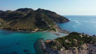 Sardunya Maliyeti: Punta Molentis Yarımadası. Punta Molentis, Villasimius, Sardinya, İtalya 'daki güzel sahil manzarası. Punta Molentis, Sardunya Adası, İtalya 'da kumlu sahili olan güzel bir koy..