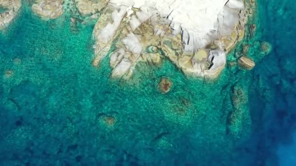 純粋なクリスタルクリアターコイズブルーの水 奇妙な花崗岩とビーチのような熱帯の楽園の空中ドローンビュー 花崗岩の岩の上に空中ドローン4K安定した映像 岩の上を壊す海の波 — ストック動画