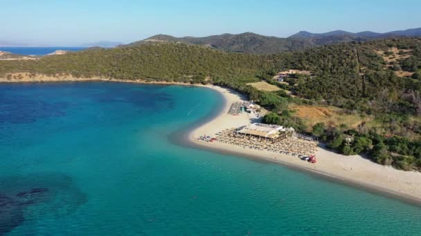 在意大利撒丁岛的一个美丽的日子里 图埃雷德达海滩的空中拍摄 在Sardegna的Tuerredda的无人驾驶飞机图像 著名的图埃雷德达海滩在撒丁岛南部的特乌拉达附近 意大利 撒丁岛 — 图库视频影像