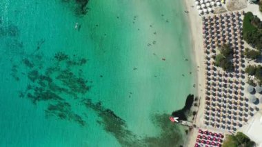 Pelosa Sahili 'nin (Spiaggia Della Pelosa) göz kamaştırıcı hava manzarası. Stintino, Sardinya, İtalya. La Pelosa plajı, Sardinya, İtalya. La Pelosa plajı, muhtemelen İtalya 'nın en güzel plajı.