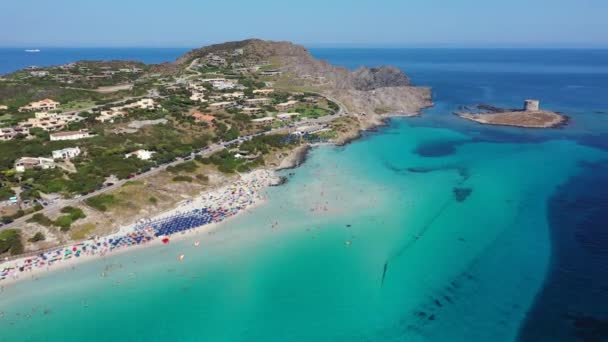 与Torre Della Pelosa和Capo Falcone一起欣赏Pelosa海滩 Spiaggia Della Pelosa 的空中美景 Stintino Sardinia — 图库视频影像