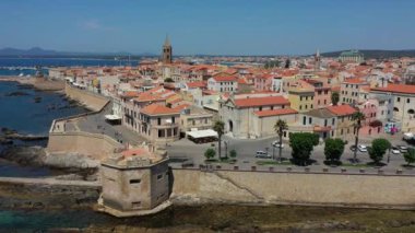 Alghero 'nun eski şehri üzerinde hava görüntüleri, güzel bir günde şehir manzarası, liman ve açık deniz manzaralı. Alghero, İtalya. Alghero, Sardinya, İtalya 'nın panoramik hava manzarası. 