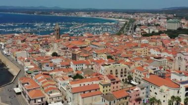Alghero 'nun eski şehri üzerinde hava görüntüleri, güzel bir günde şehir manzarası, liman ve açık deniz manzaralı. Alghero, İtalya. Alghero, Sardinya, İtalya 'nın panoramik hava manzarası. 
