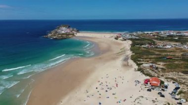 Portekiz'in batı kıyısında okyanus kıyısında ada Baleal naer Peniche havadan görünümü. Baleal Portekiz inanılmaz plaj ve sörfçü ile. Baleal, Portekiz'in havadan görüntüleri. 4k kalite
