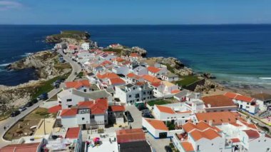 Portekiz'in batı kıyısında okyanus kıyısında ada Baleal naer Peniche havadan görünümü. Baleal Portekiz inanılmaz plaj ve sörfçü ile. Baleal, Portekiz'in havadan görüntüleri. 4k kalite
