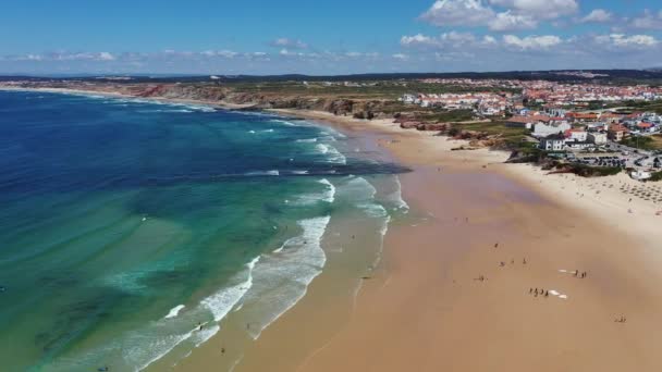 葡萄牙西海岸海岸巴勒纳佩尼切岛的鸟瞰图 巴勒葡萄牙与令人难以置信的海滩和冲浪者 葡萄牙巴勒的空中镜头 — 图库视频影像