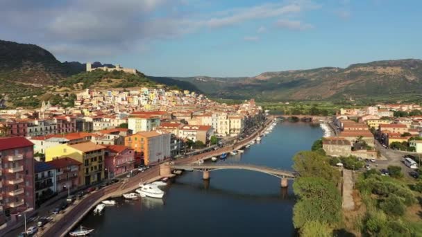 Vista Aérea Del Hermoso Pueblo Bosa Con Casas Colores Castillo — Vídeo de stock