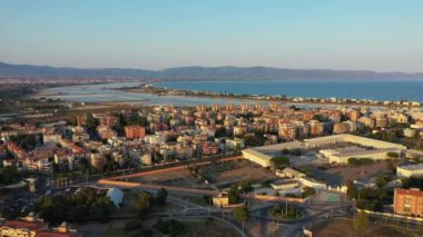Cagliari, Sardinya, İtalya kuş bakışı. Cagliari, İtalya 'nın Sardegna adasının başkenti ve en büyük şehridir. Cagliari 'de günbatımı, hava manzarası. Sardunya, İtalya.
