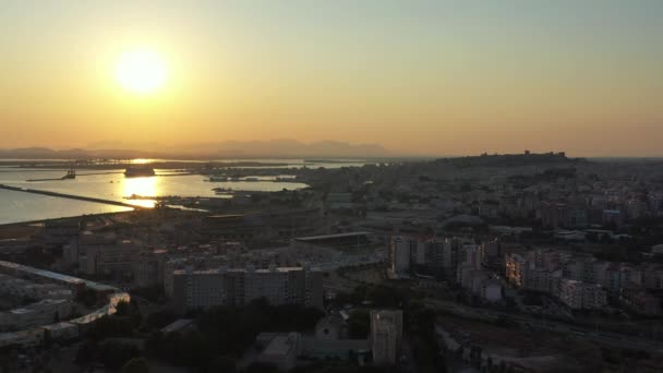 意大利撒丁岛Cagliari鸟瞰全景 卡利亚里是意大利首都 也是最大的城市 日落在卡利亚里 空中全景 意大利 撒丁岛 — 图库视频影像