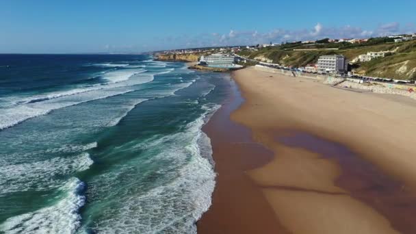 在葡萄牙普拉亚大海滩落日 美丽的日落在葡萄牙的普拉亚格朗德葡萄牙海滩上 普拉亚格朗德海滩纵观大西洋海岸和大浪 Colares Sintra 葡萄牙 — 图库视频影像