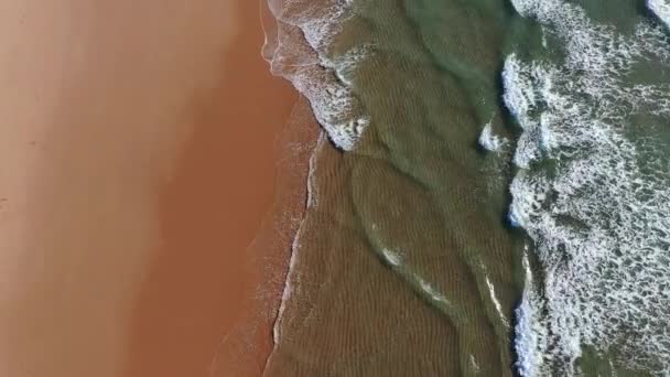 Tropischer Strand Luftaufnahme Draufsicht Auf Wellen Brechen Tropischen Gelben Sandstrand — Stockvideo