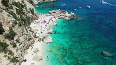 Yukarıdan Cala Mariolu manzarası. Cala Mariolu ünlü plajı. İtalya Sardinia Nuoro ili Orosei Körfezi Ulusal Parkı ve Gennargentu Cala Mariolu Dünya Mirası olarak listelenmiştir. Sardunya, İtalya.