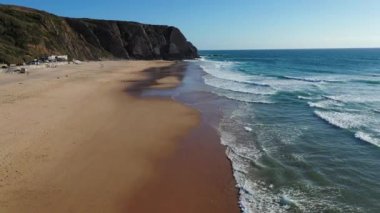 Praia Grande, Portekiz sahilinde gün batımı. Portekiz 'deki Praia Grande plajında güzel bir günbatımı. Praia Grande plajı. Atlantik sahili manzarası ve büyük dalgalar. Colares, Sintra, Portekiz. 