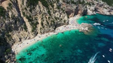 Yukarıdan Cala Mariolu manzarası. Cala Mariolu ünlü plajı. İtalya Sardinia Nuoro ili Orosei Körfezi Ulusal Parkı ve Gennargentu Cala Mariolu Dünya Mirası olarak listelenmiştir. Sardunya, İtalya.