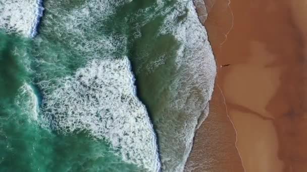 Вид Воздуха Пляж Вид Сверху Волны Пляже Желтым Песком Морские — стоковое видео