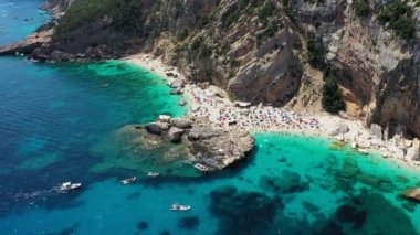 Yukarıdan Cala Mariolu manzarası. Cala Mariolu ünlü plajı. İtalya Sardinia Nuoro ili Orosei Körfezi Ulusal Parkı ve Gennargentu Cala Mariolu Dünya Mirası olarak listelenmiştir. Sardunya, İtalya.