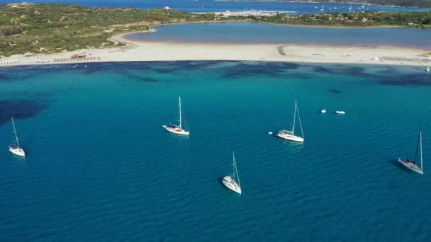 Panorámás Kilátás Homokos Strand Jachtok Tenger Azúrvíz Villasimius Szardínia Szardínia — Stock videók