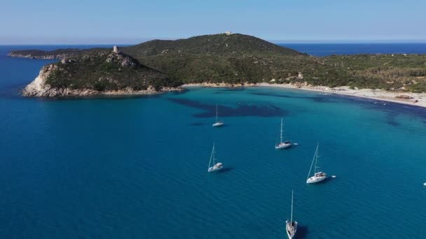 意大利撒丁岛Villasimius附近的Torre Porto Giunco Tower和Simius Beach 从无人驾驶飞机上看到的Carbonara海角的Torre Porto Giunco塔 意大利撒丁岛的空中晨景 — 图库视频影像