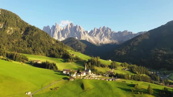 Santa Maddalena (Magdalena) dorp met majestueuze gruppo delle Odle bergketen op de achtergrond, Val di Funes Valley, Trentino Alto Adige regio, Italië, Europa. Zonsondergang in een Italiaanse Dolomieten. — Stockvideo