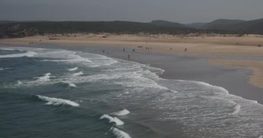 Praia da Bordeira ve gelgit veya Portekiz'de Pontal da Carrapateira yürüyüş iz parçası oluşturan boardwalks. Portekizce Praia da Bordeira Amazing görünümü. Bordeira, Algarve, Portekiz.