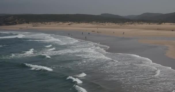 Praia da Bordeira a dřevěné chodníky, které jsou součástí stezky v přídě nebo v Portugalsku Pontal da Carrapateira. Úžasný pohled na Praia da Bordeira v portugalštině. Bordeira, Algarve, Portugalsko. — Stock video