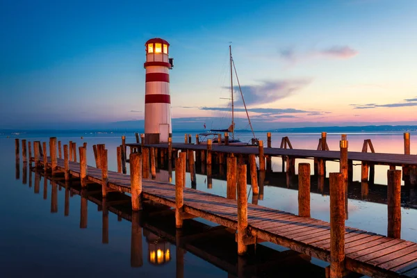 Podersdorf, Burgenlan yakınlarındaki gün batımında Neusiedl Gölü'nde deniz feneri — Stok fotoğraf