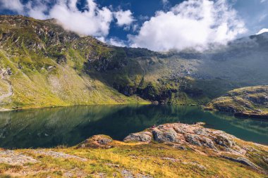 Balea buzul Gölü yakınındaki Transfagarasan road, panoramik.
