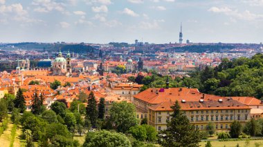 Prag'ın eski şehri. Charle ile Vltava nehri üzerinde Çek Cumhuriyeti