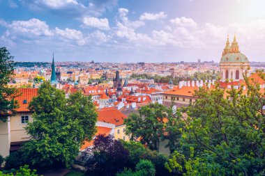 Prag'ın tarihi Eski Kent'inin prag kırmızı çatıları ve düzinelerce kuleleri