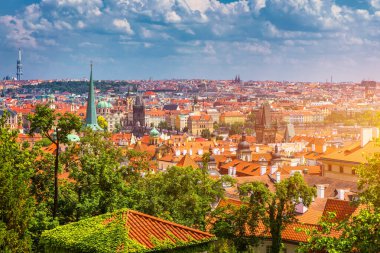 Prag'ın tarihi Eski Kent'inin prag kırmızı çatıları ve düzinelerce kuleleri