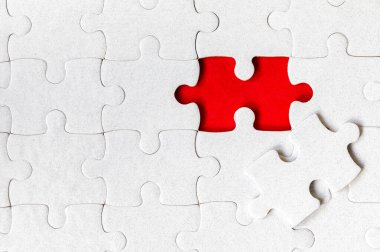 Beyaz yapboz. Renkli arka planda beyaz yapboz parçaları. Un