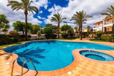 Yüzme havuzu, jakuzi ve şezlonglar ile büyük arka bahçesinde. Sw